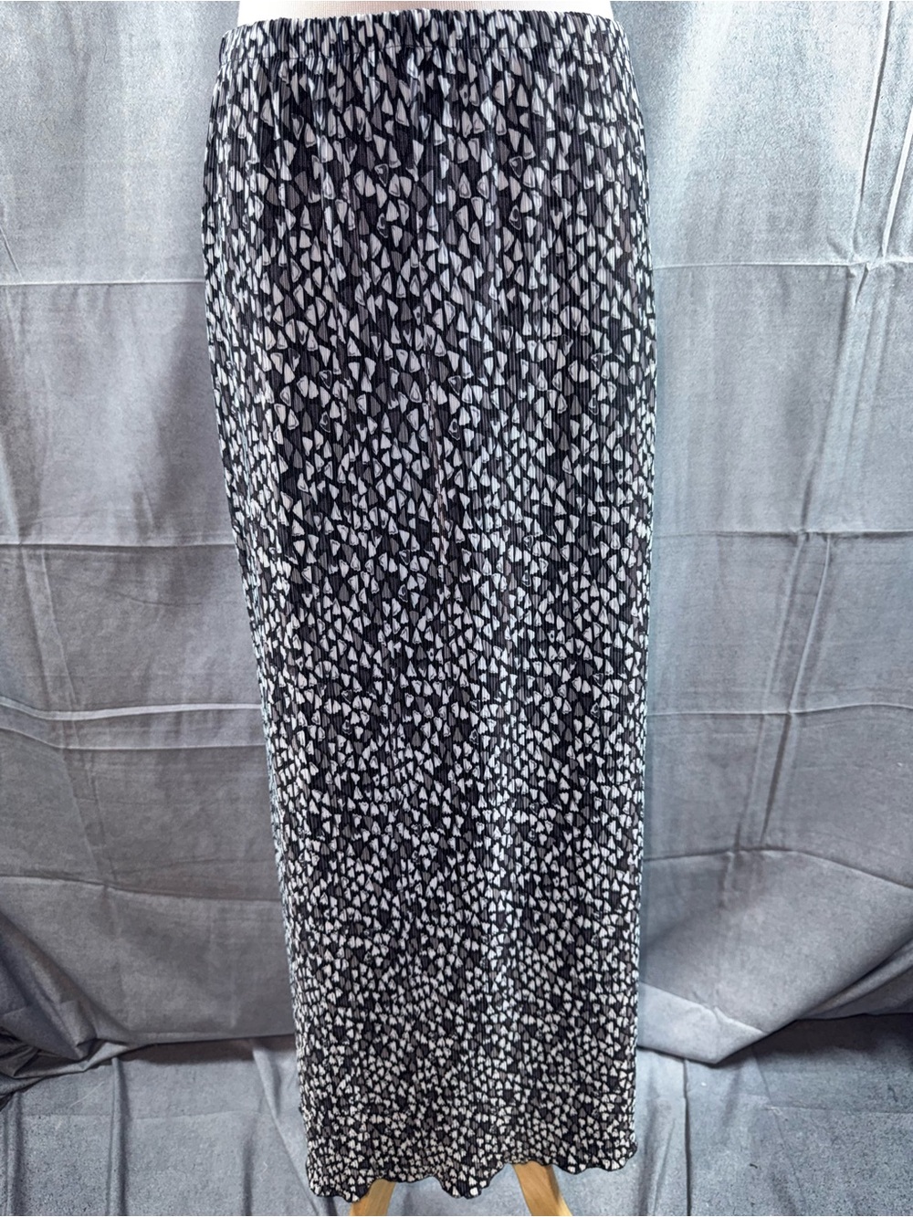 2693-Blair Boutique Women’s Black & White Geo Print Skirt with Elastic Waist